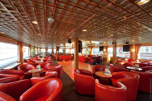 The Lounge aboard Seine Princess features 180-degree views, a full-service bar and a dance floor. Photo courtesy of CroisiEurope.