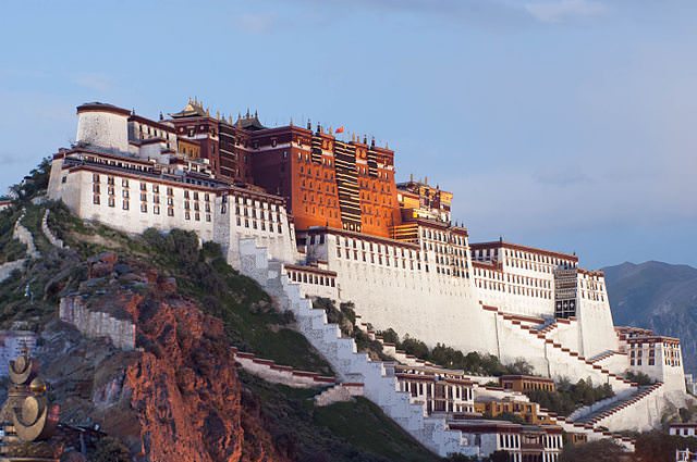 Select river cruise tour itineraries through China include a visit to the Tibetan landmark of Lhasa. Photo courtesy of Wikipedia / Creative Commons